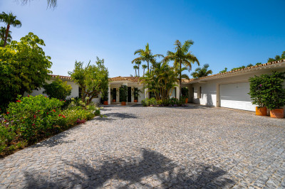 5 Bedroom Detached Villa in Nueva Andalucía - Image 5