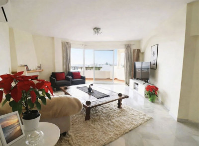 3 Bedroom Middle Floor Apartment in Calahonda - Image 2