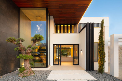 5 Bedroom Detached Villa in Marbella - Image 1