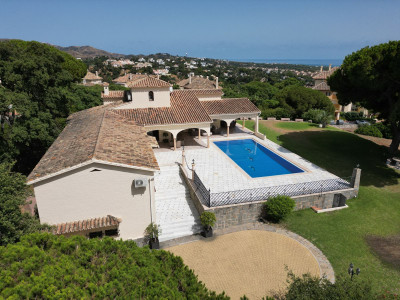 4 Bedroom Detached Villa in Elviria - Image 1