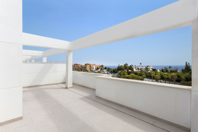 3 Bedroom Penthouse in Estepona - Image 2