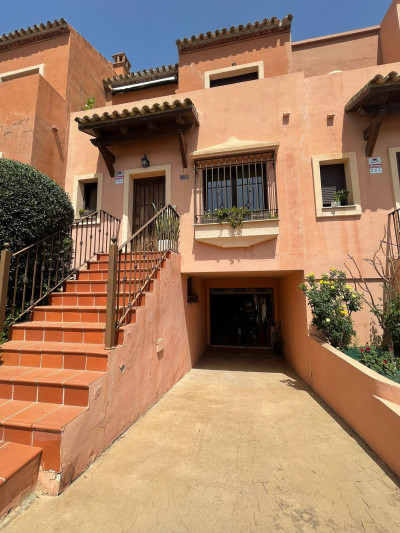 3 Bedroom Townhouse in Estepona - Image 2