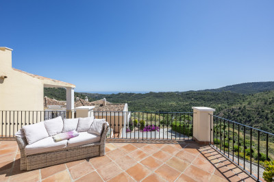 4 Bedroom Townhouse in Benahavís - Image 5