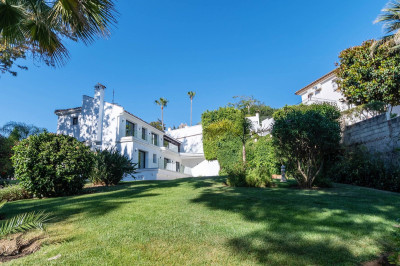4 Bedroom Detached Villa in Marbella - Image 1