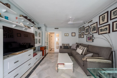 2 Bedroom Middle Floor Apartment in Marbella - Image 4