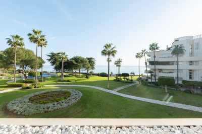 2 Bedroom Middle Floor Apartment in Estepona - Image 5