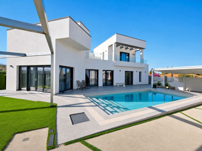 4 Bedroom Detached Villa in Estepona - Image 1