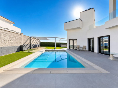 4 Bedroom Detached Villa in Estepona - Image 2