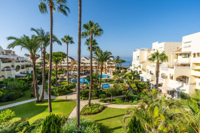 2 Bedroom Middle Floor Apartment in Elviria - Image 2
