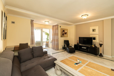 2 Bedroom Middle Floor Apartment in Elviria - Image 3