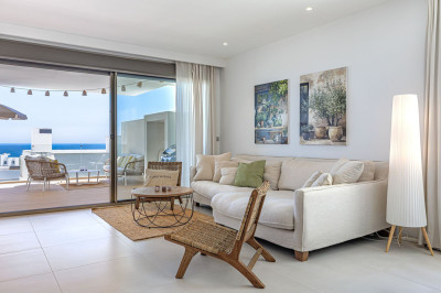 3 Bedroom Middle Floor Apartment in Estepona - Image 2