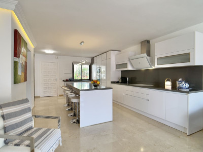 2 Bedroom Middle Floor Apartment in Nueva Andalucía - Image 2