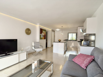 2 Bedroom Middle Floor Apartment in Nueva Andalucía - Image 3