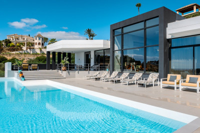 6 Bedroom Detached Villa in Benahavís - Image 1