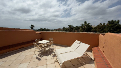 2 Bedroom Middle Floor Apartment in Benahavís - Image 1