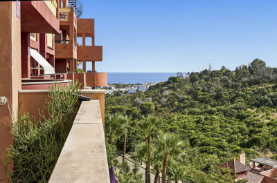 2 Bedroom Middle Floor Apartment in Reserva de Marbella - Image 1