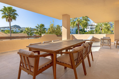2 Bedroom Ground Floor Apartment in Benahavís - Image 1