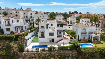 4 Bedroom Detached Villa in Estepona - Image 1