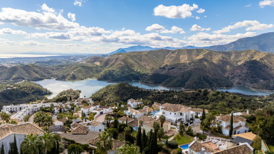 4 Bedroom Detached Villa in Istán - Image 2