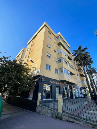 3 Bedroom Middle Floor Apartment in Estepona - Image 1