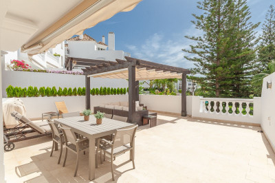 3 Bedroom Middle Floor Apartment in Elviria - Image 2