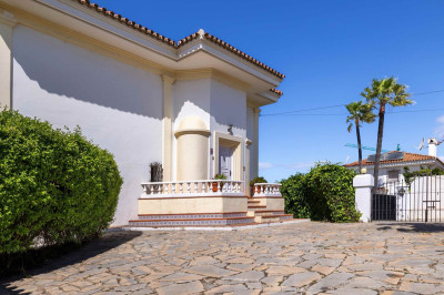 5 Bedroom Detached Villa in Estepona - Image 2