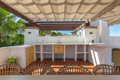 2 Bedroom Penthouse in Benahavís - Image 1