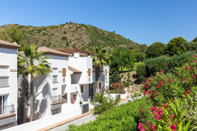 2 Bedroom Penthouse in Benahavís - Image 4