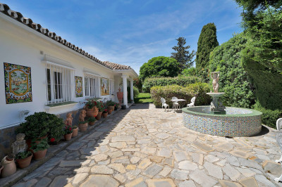 4 Bedroom Detached Villa in El Paraiso - Image 3