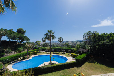 3 Bedroom Middle Floor Apartment in Nueva Andalucía - Image 1