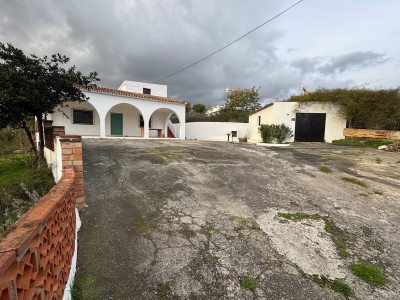 4 Bedroom Detached Villa in Estepona - Image 1
