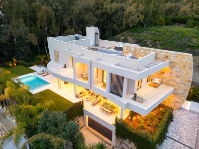 5 Bedroom Detached Villa in Nueva Andalucía - Image 1