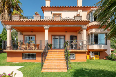 4 Bedroom Detached Villa in Marbella - Image 2