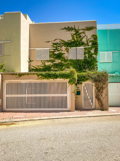 4 Bedroom Semi-Detached House in Sotogrande Costa - Image 4