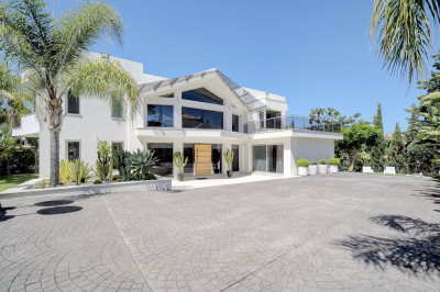 5 Bedroom Detached Villa in Nueva Andalucía - Image 1