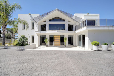 5 Bedroom Detached Villa in Nueva Andalucía - Image 2