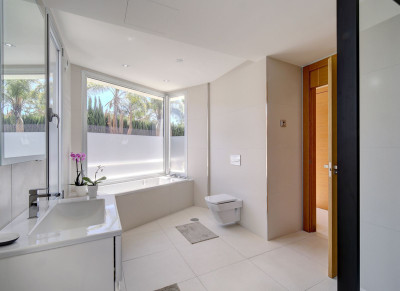 5 Bedroom Detached Villa in Nueva Andalucía - Image 3