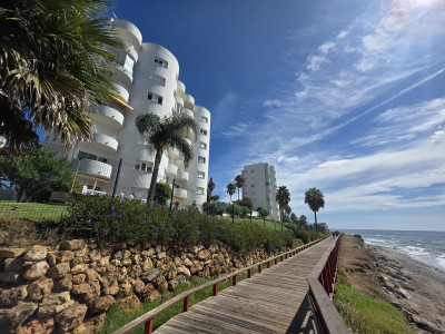 1 Bedroom Middle Floor Apartment in Calahonda - Image 2
