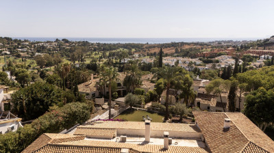 5 Bedroom Detached Villa in El Paraiso - Image 2