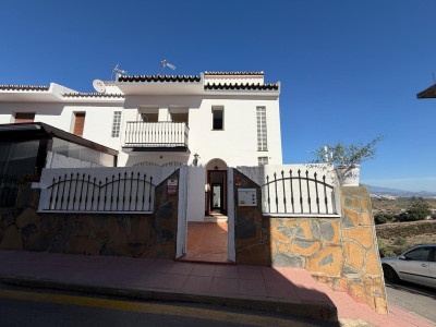 4 Bedroom Semi-Detached House in Manilva - Image 1