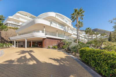 3 Bedroom Middle Floor Apartment in Benalmadena - Image 2