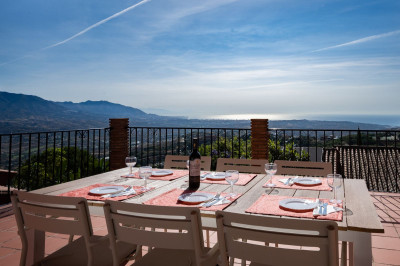 4 Bedroom Detached Villa in Elviria - Image 1