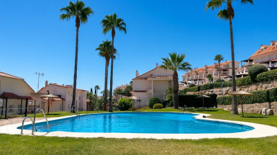 2 Bedroom Middle Floor Apartment in La Duquesa - Image 1