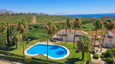 2 Bedroom Middle Floor Apartment in La Duquesa - Image 2