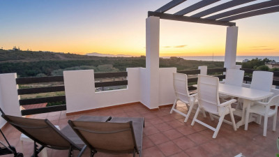 2 Bedroom Middle Floor Apartment in La Duquesa - Image 5