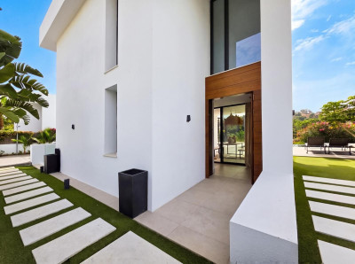 4 Bedroom Detached Villa in El Paraiso - Image 1