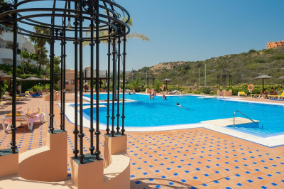2 Bedroom Middle Floor Apartment in La Duquesa - Image 2