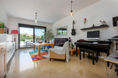 2 Bedroom Middle Floor Apartment in La Duquesa - Image 5