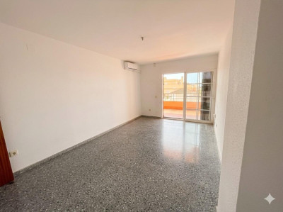 2 Bedroom Middle Floor Apartment in Benalmadena - Image 4