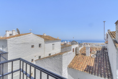 2 Bedroom Middle Floor Apartment in Puerto Banús - Image 2
